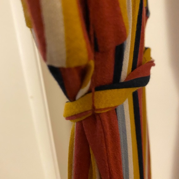 A few loose threads. See photos. Good used - Picture 7 of 10